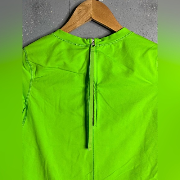 Lululemon Run: Warm Up Crew in lime green. Size 4 - Picture 6 of 10